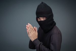 Penipu dan pencuri akan terkena kutuk Allah